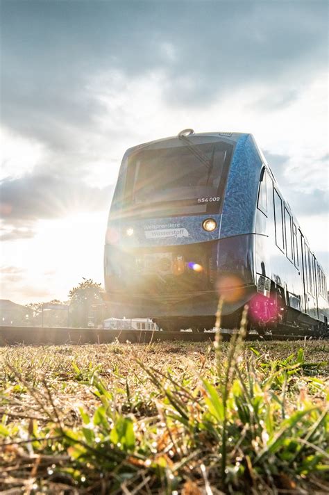 First hydrogen-fuelled passenger train in the Americas running in ...