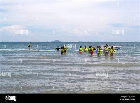 Surf board lessons hi-res stock photography and images - Alamy