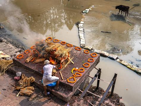 Hindu Cremation Last Rites | Smithsonian Photo Contest | Smithsonian Magazine