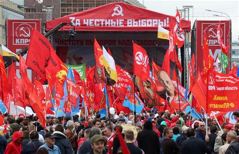 Communists Rally in Moscow as Opposition Takes Weekend Off - Bloomberg