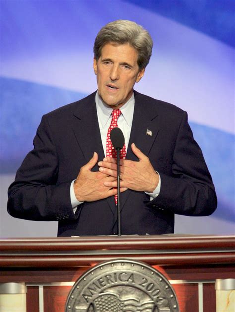 Kerry casts Bush as unfitto lead frayed military