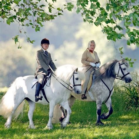 19 Wonderful Photographs of The Queen With Horses