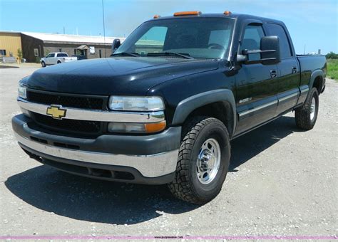 2001 Chevrolet Silverado 2500HD Crew Cab pickup truck in Salina, KS | Item G7911 sold | Purple Wave