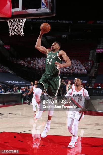 Giannis Antetokounmpo Dunk Photos and Premium High Res Pictures - Getty ...