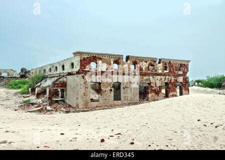 INDIA TAMIL NADU VILLAGE SCHOOL WITH PUPILS SITTING OUTSIDE UNDER THE ...