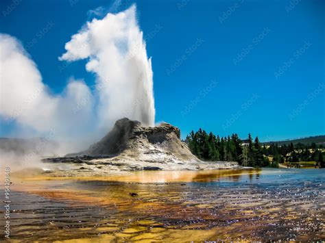 Castle Geyser Eruption Yellowstone Stock-Foto | Adobe Stock