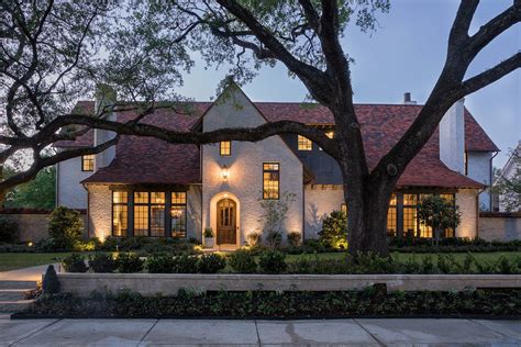 A Modern Houston, Texas, Home That Blends in Seamlessly - Mansion Global