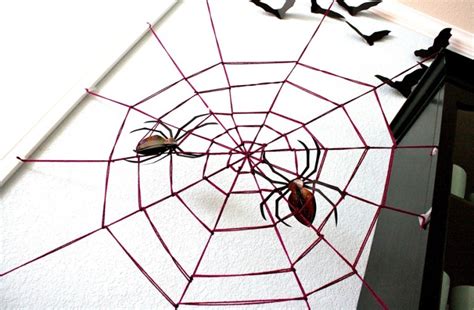 DIY Halloween Decorations: Spooky Spider Web And A Giant Spider! | Decoist