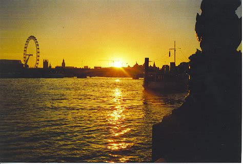 Waterloo Sunset © Colin Smith cc-by-sa/2.0 :: Geograph Britain and Ireland