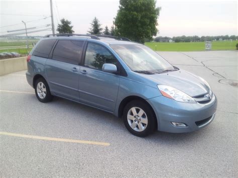 2006 Toyota sienna le standard features