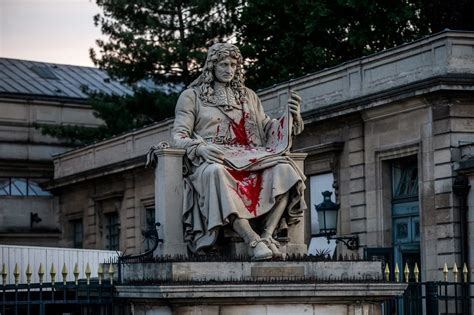 VIDÉO. La statue de Colbert vandalisée devant l'Assemblée Nationale à Paris