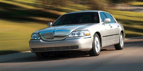 2011 Lincoln Town Car Review, Pricing and Specs