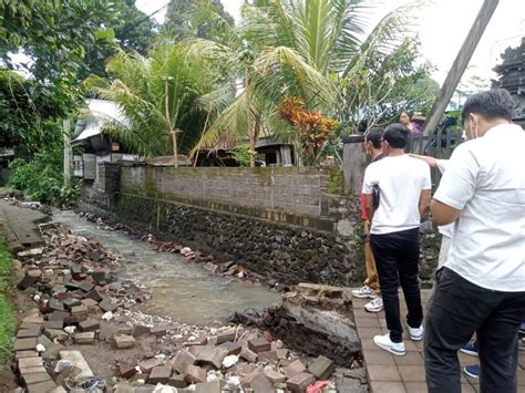 Duh, Jalan Rusak Diterjang Banjir di Abiansemal Belum Diperbaiki | Bali Tribune