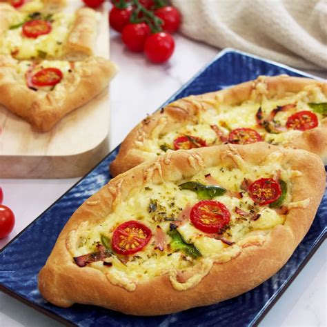 Greek Pizza Boat (Peinirli) | fooodlove.com