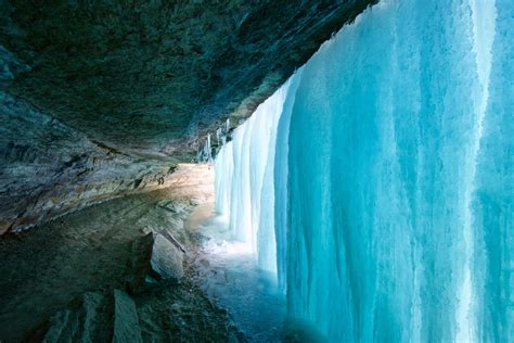 Frozen Minnehaha Falls - Minneapolis, MN [OC] [6000x4000] : r/EarthPorn