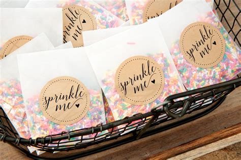 Wedding Confetti: Where to Buy (Fun!) Tossing Confetti for Weddings