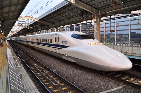 Tokaido Shinkansen 700 series, at Kyoto Station. | 新幹線, 宮島, 鉄道 写真