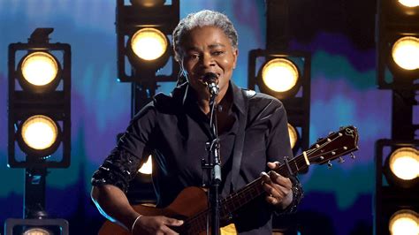 Tracy Chapman's first performance of 'Fast Car' in 15 years at the Grammys