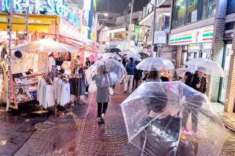 Rainy night on Takeshita Dori in Harajuku tonight. | Tokyo Fashion