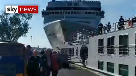 Cruise ship crashes into dock and tourist boat in Venice - YouTube