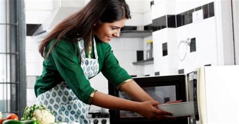 How to Clean a Microwave With Baking Soda