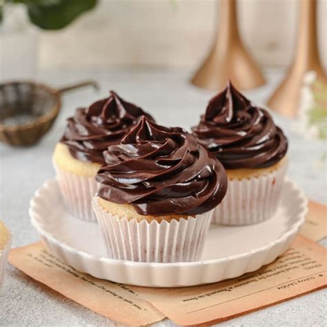 Chocolate Ganache Frosting Recipe - Truffle Nation