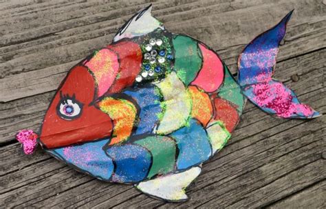 Cute project for the kiddos One Artsy Mama - http://www.oneartsymama.com/2014/08/rainbow-fish ...