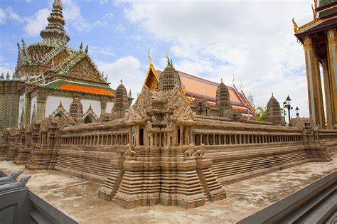 Wat Phra Kaew Temple of the Emerald Buddha in Bangkok - Thaimbc.com