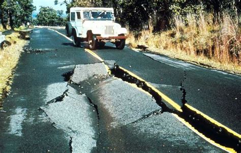 Hawaii rocked by historic earthquake as new lava flows threaten homes - Readers Fusion