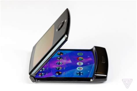 Motorola Razr review: folding flip phone flops - The Verge