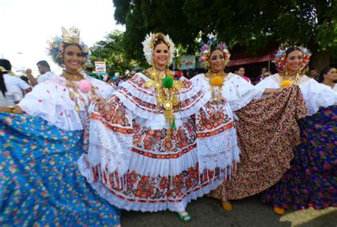 Celebran con devoción el Festival Nacional de la Pollera y Santa ...