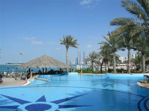 Hotel Pool - Picture of Hilton Abu Dhabi, Abu Dhabi - TripAdvisor