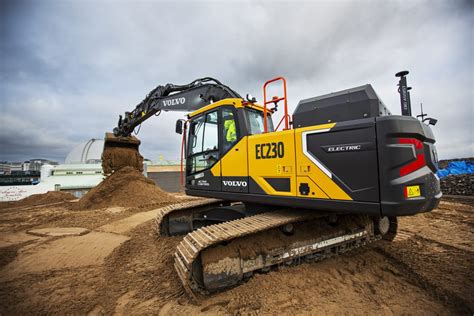 Volvo partners with WM for electric excavator pilot project