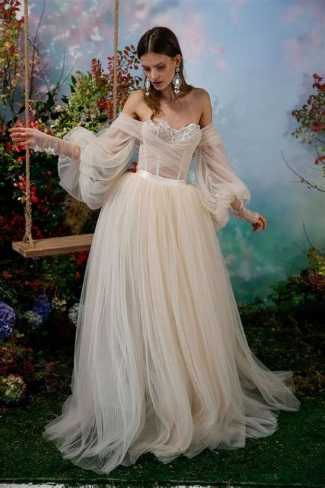 18 Fairytale Wedding Dresses for an Enchanted, Whimsical Look | Cô dâu ...