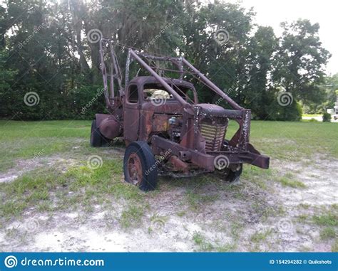 Rusty Tow Truck anziano fotografia stock. Immagine di vecchio - 154294282