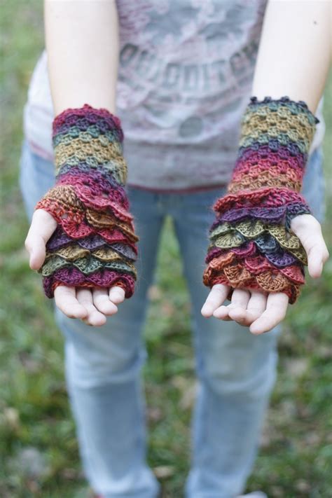 Free dragon glove crochet pattern. I've updated my dragon scale ...