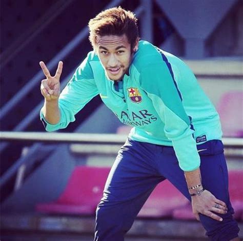 Neymar making the victory gesture, with his fingers | Neymar Jr ...