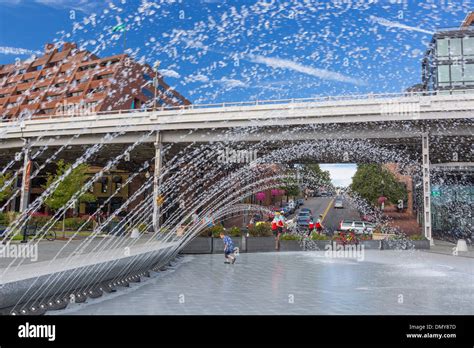 WASHINGTON, DC, USA - Water fountain and people in Georgetown Waterfront Park Stock Photo - Alamy