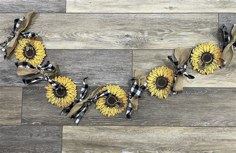 18 Fantastic Sunflower Garland Ideas You Can Add To Your Seasonal Décor