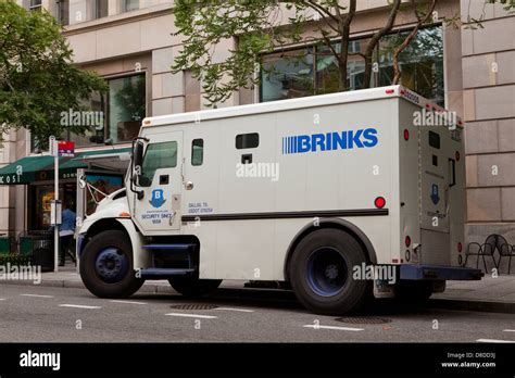 Brinks coche blindado fotografías e imágenes de alta resolución - Alamy