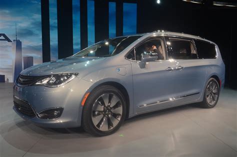 2017 Chrysler Pacifica Hybrid Hits 75 MPH in EV Mode, Has Two Electric Motors - autoevolution