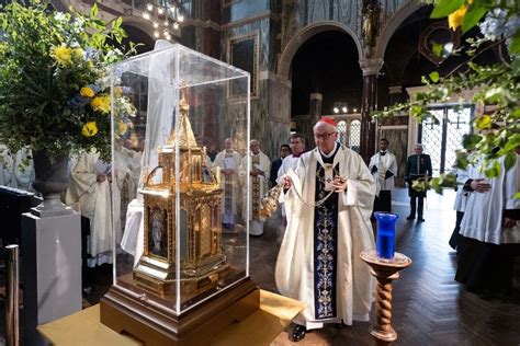 Thousands venerate St. Bernadette’s relics in London