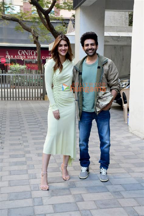 Photos: Kartik Aaryan and Kriti Sanon spotted promoting their film ...