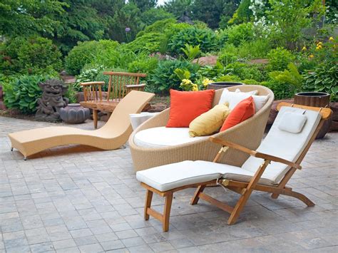 Modern Outdoor Furniture | HGTV