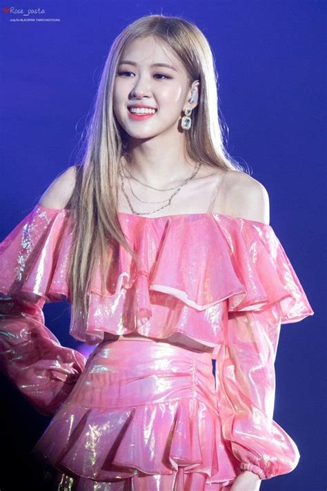 10+ Times BLACKPINK's Rose Showed Off Her Perfect Shoulder-Line In The Prettiest Off-Shoulder ...