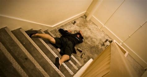 Woman Who Fell Down The Stairs Lost Her Lawsuit Because She Is Fat And ...