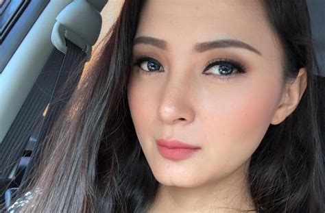 Terlihat Lebih Muda, 5 Potret Cantik Della Puspita Tanpa Makeup Tebal