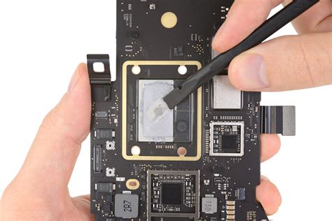 M1 MacBook Air and MacBook Pro Teardown Gives a Clear Look at The New M1 Chip