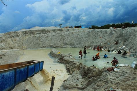 Roudlotun Nurush Shofaa: PERTAMBANGAN TIMAH BANGKA BELITUNG (GEOGRAFI)