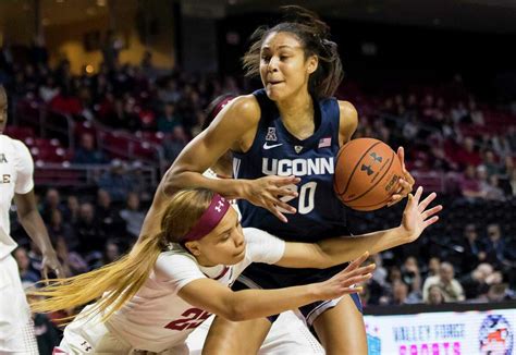 UConn's Olivia Nelson-Ododa tabbed to Lisa Leslie Award watch list